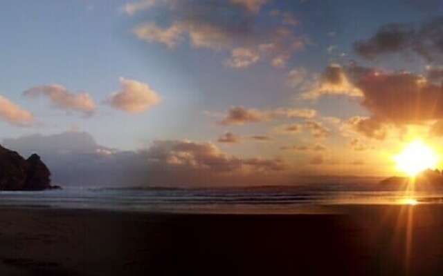 Spectacular Hilltop Retreat near Piha