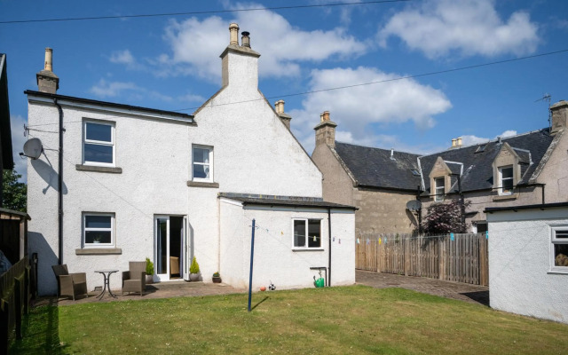 Seaview House - A Traditional Home by the Beach