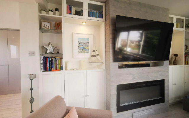 A Place With A View  - 2 bed village apartment