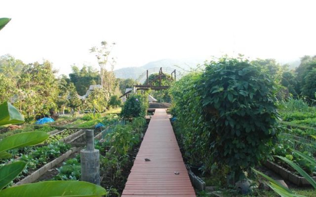 Baan Thung Lakorn Organic Farmstay by Phusompor