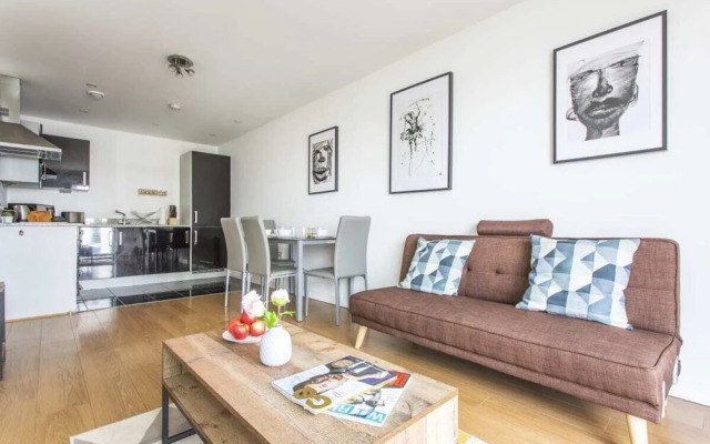 Bright & Modern 2-bed Apt W/balcony in Greenwich