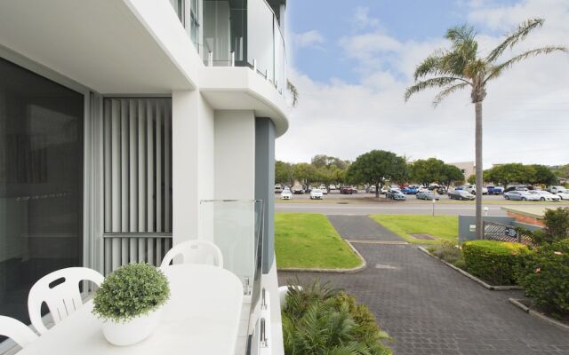 9 Cirrus at Fingal Bay