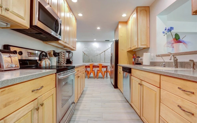 Lakeshore - Private & Sanitized, Perfect for Social Distancing & Working From Home. Private Pool, Pet Friendly. Discounted During Pandemic. Super-host Support