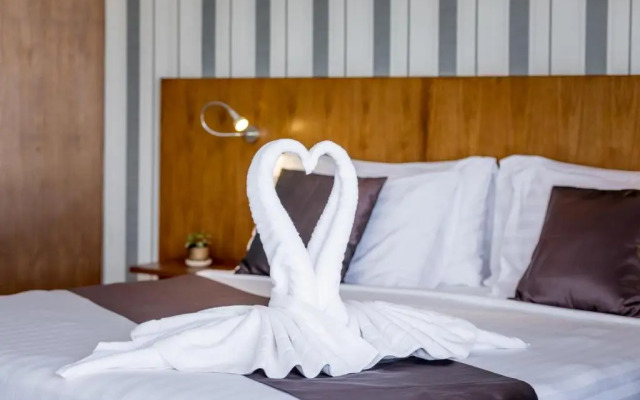 The Dinky Rock, Lounge Beach Club & Spa Hotel