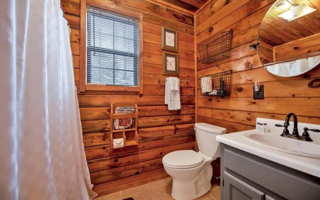 Bear Hug Lodge - Charming Cabin In Coosawattee River Resort - Pet Friendly