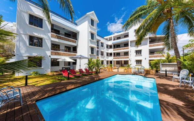 Les Cerisiers Beach Residence, Cosy and Modern 3 bedroom apartment located 50 metres from the beach and from all amenities and restaurants on the coastal road