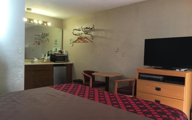 Townhouse Inn & Suites