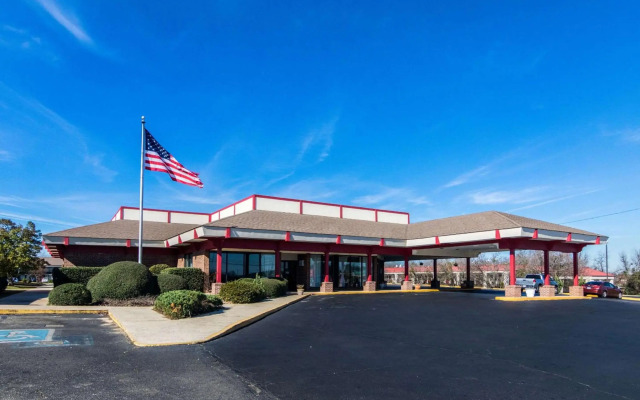 Econo Lodge Inn & Suites Conference Center