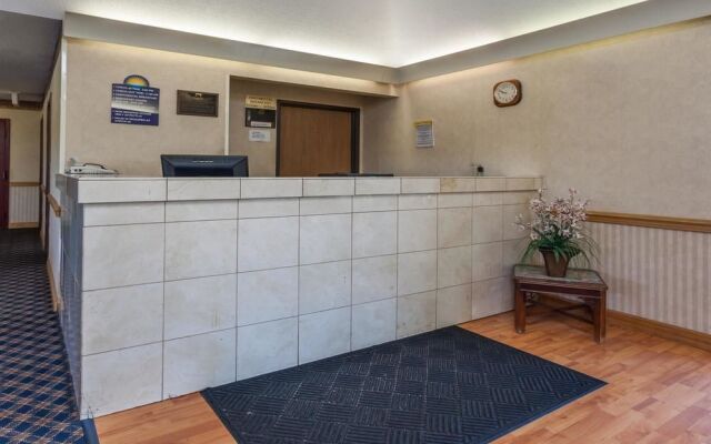 Days Inn & Suites Dundee