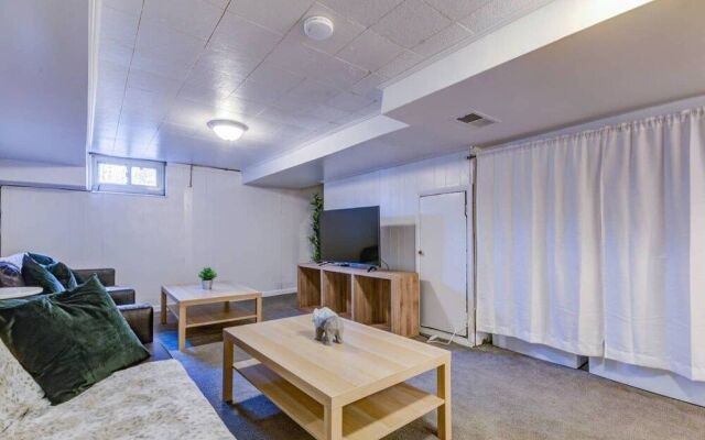 Modern Townhouse w/ Pool Table by Cozysuites