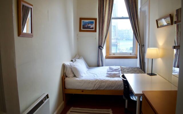 Traditional 3 Bedroom Apartment in Bruntsfield