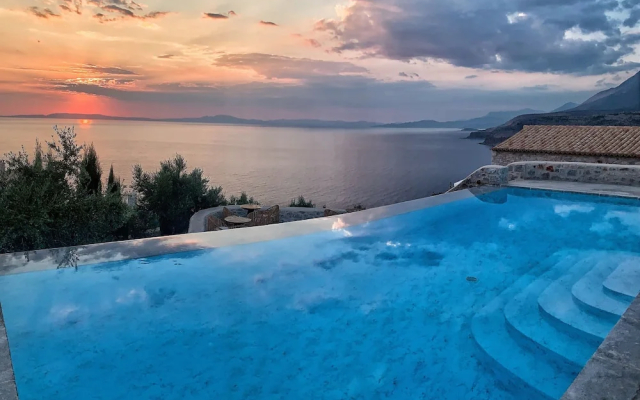 BASSA MAINA Villas & Suites