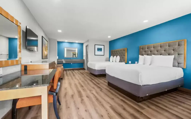 Econo Lodge Inn & Suites