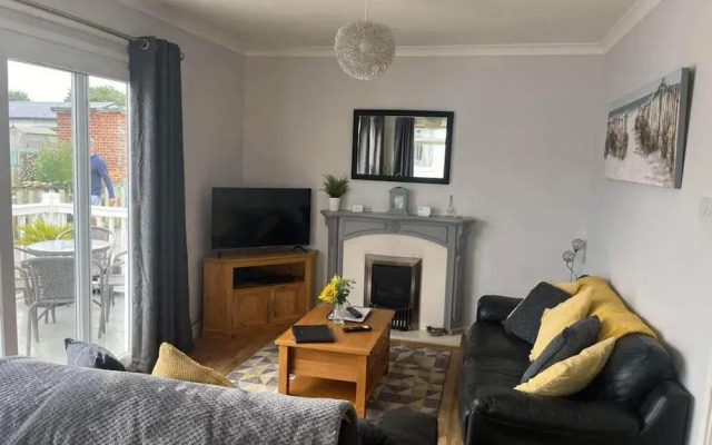 Seasideescape-2br-sleeps4-parking-petsok-fireplace