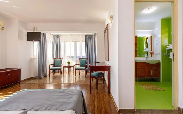 Lira Pacific Aparthotel