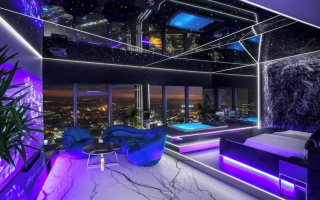 Apartments in Sky Tower with Bathtub near the window