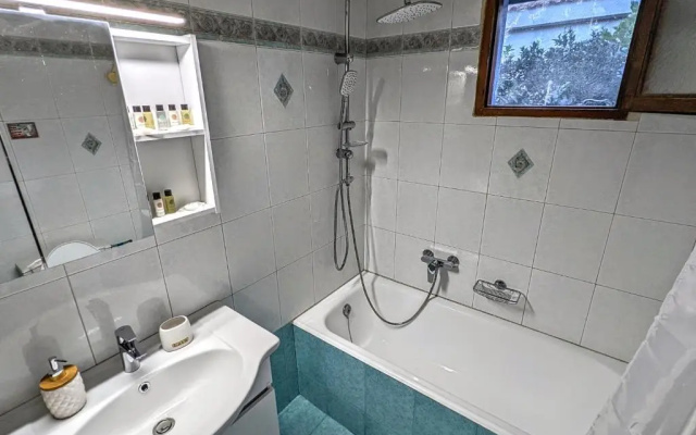 Lovely Lontza, A Cozy 2-Bedroom House.
