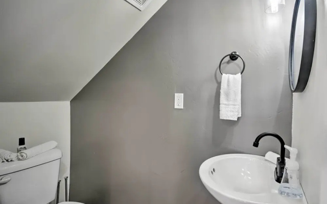 Bright Amarillo Townhome Near Parks & Town!