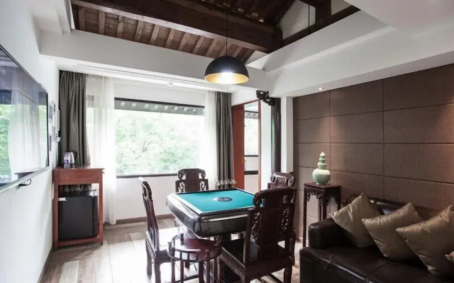 Yurong West Lake Cottage Resort