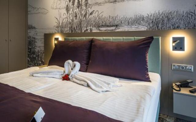 Silver Studio Apartment