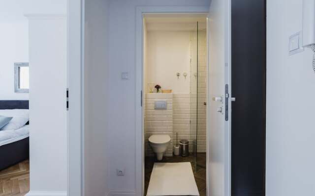 oompH Warsaw Old Town Premium