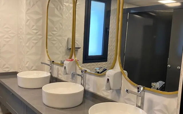 Grand Özalp Ai̇rport Hotel