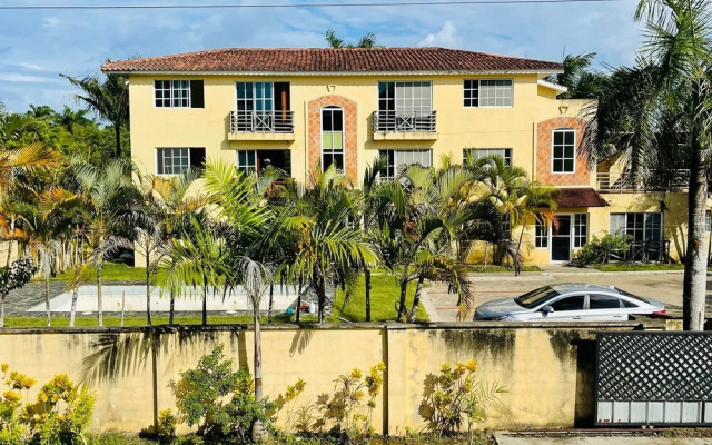 Lovely 2 Bedroom Condo With Pool And Hot Water