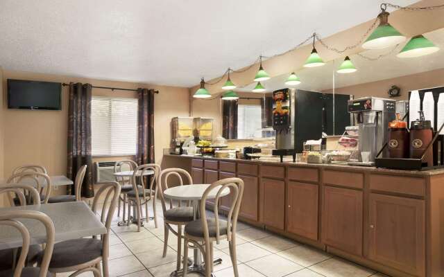 Travelodge by Wyndham Muskegon