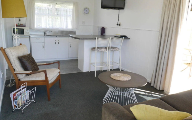 Raglan Palm Beach Motel
