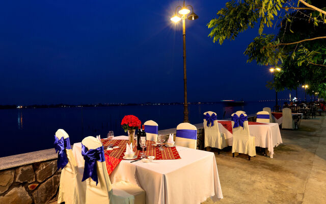 Van Phat Riverside Hotel
