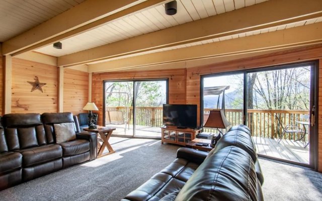 Bear View Chalet with hot tub and near Ober