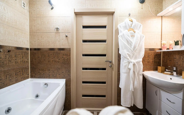 Пять Звезд на Ленина 51