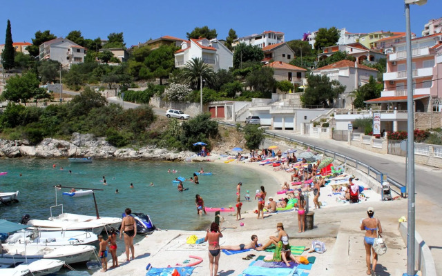 Apartments with a parking space Mavarstica, Ciovo - 18882
