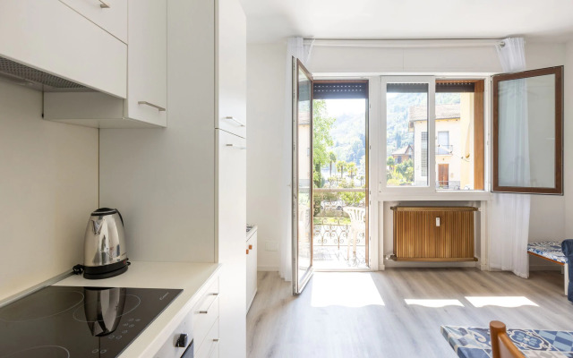 Snug apartment in Lesa with balcony