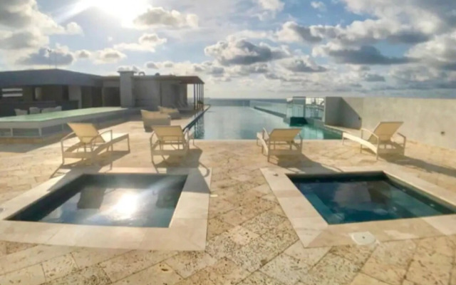Artsy Oceanview Condo W Incredible Rooftop Pool