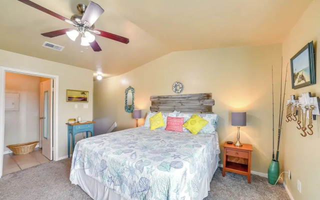 Bay View, Pool Access: Romantic Galveston Retreat!