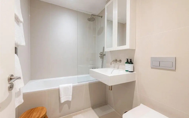 Apartment-sleeps4-parking-100walkingscore