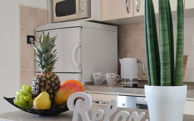 A6 Beachfront apt With big Terrace and sea View