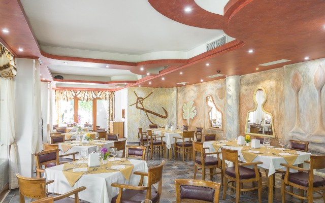 Golden Pearl Hotel