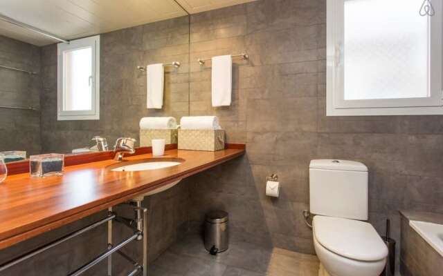 Luxurious 3 Bedroom Flat & Terrace in Sants
