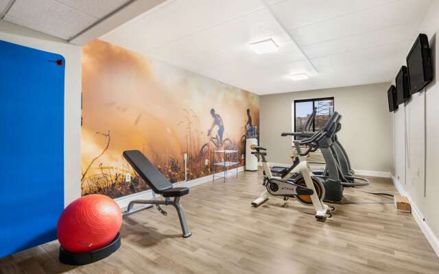 Clarion Pointe Richmond North near University