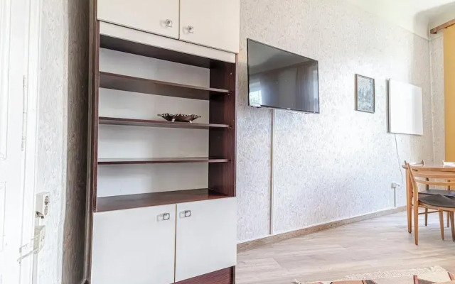 Stylish 2BR Apt Garden Modern Comforts