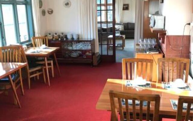 Picton House B&B and Motel
