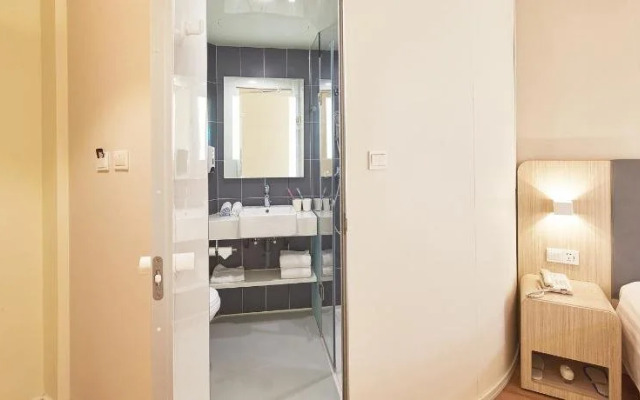 HanTing Hotel (Wuhan Tianhe Airport Panlong City Outlet)