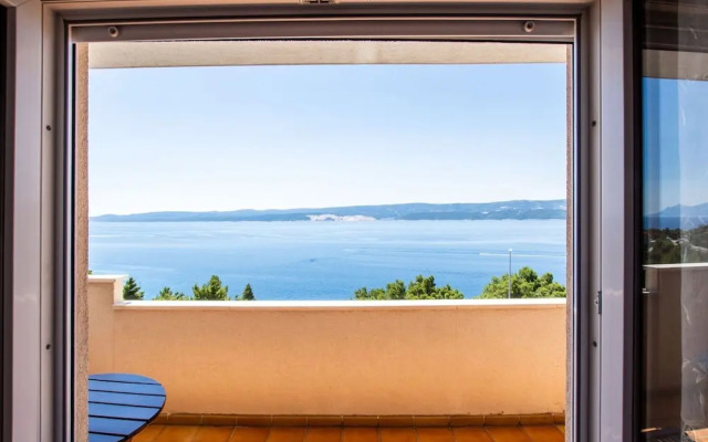 Charming Seaside Apartment