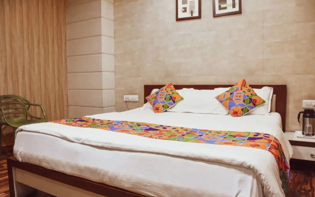 OYO Premium AB Road Bhavarkuan