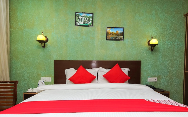 OYO 8367 Hotel The Woodz