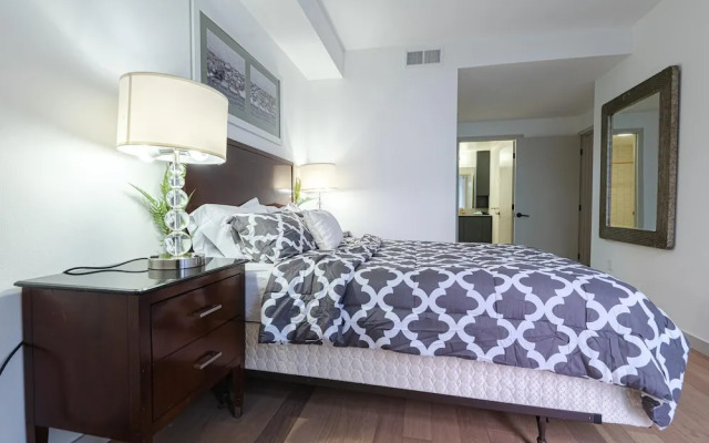 Gorgeous Hollywood Living - 2 Bedroom