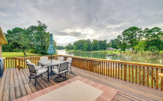 Riverfront Virginia Home - Dock, Fire Pit & Kayaks