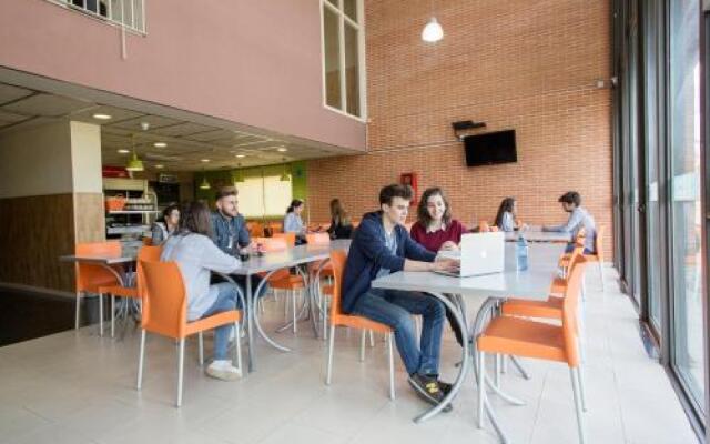 Residencia Universitaria Resa Giner de los Ríos - Hostel